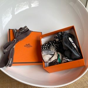 Authentic 100% silk Hermès Claudia scrunchie (color: black and white)